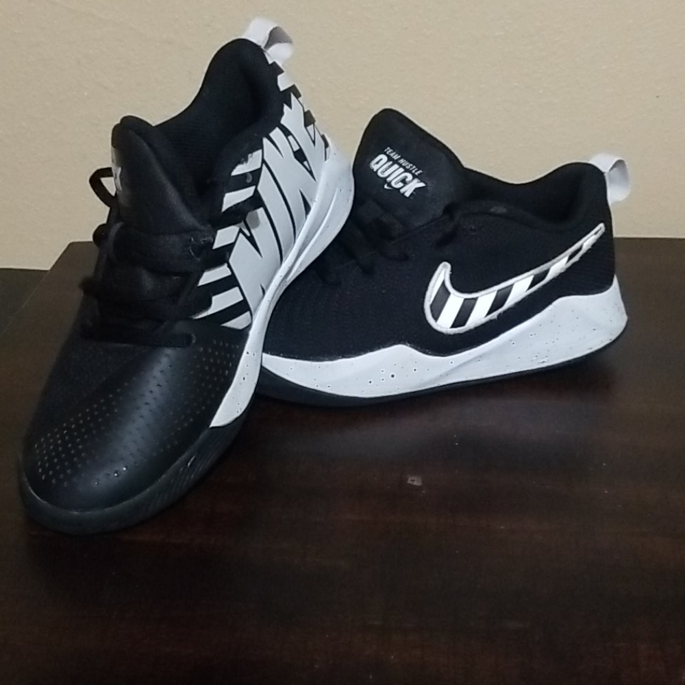 Nike Team Hustle Quick Shoes Black White Size 4.5 - Picture 5 of 9